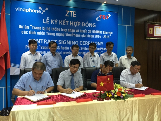 Lễ kí kết hợp đồng dự án ”Trang bị hệ thống truy cập vô tuyến 3G 900Mhz khu vực các tỉnh miền trung mạng Vinaphone giai đoạn 2014-2015”